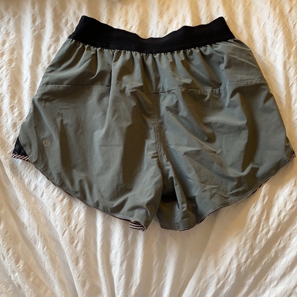 Lululemon REVERSIBLE shorts - Picture 5 of 6